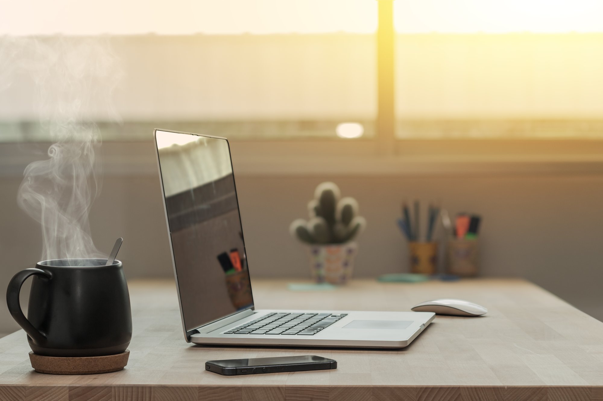 27132240_hot-drink-with-laptop-on-wooden-desk 27132240_hot-drink-with-laptop-on-wooden-desk